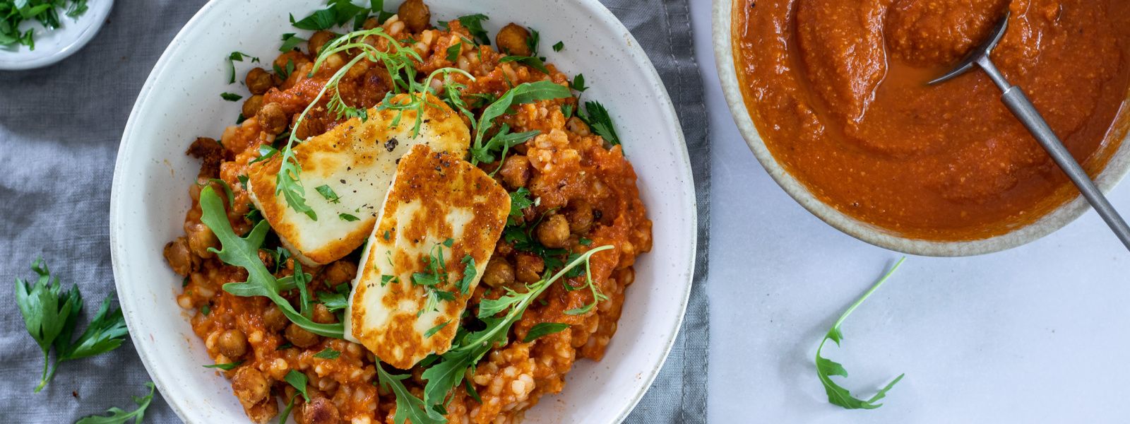 Bulgur s omáčkou romesco a halloumi